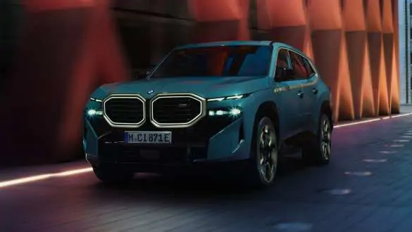 BMW XM hybride rechargeable stationné, vue extérieure