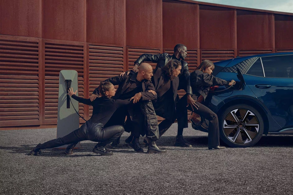 Vue avant de la Cupra Born électrique en mouvement