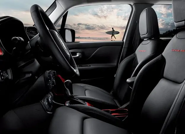 Vue siège du Jeep Renegade Hybride sur route