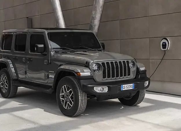 Profil du Jeep Wrangler Hybride en pleine nature