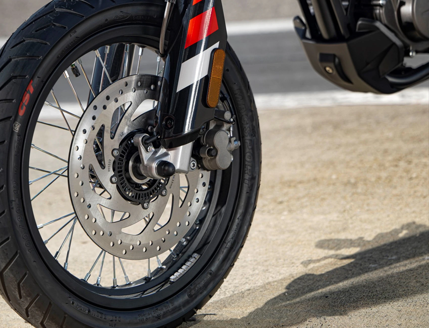 Aprilia SX 125 en action sur route sinueuse