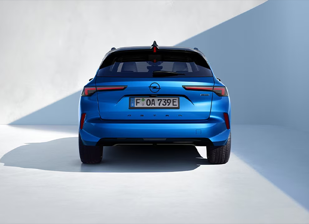 Vue arrière de l’Opel Astra Sports Tourer stationnée en extérieur