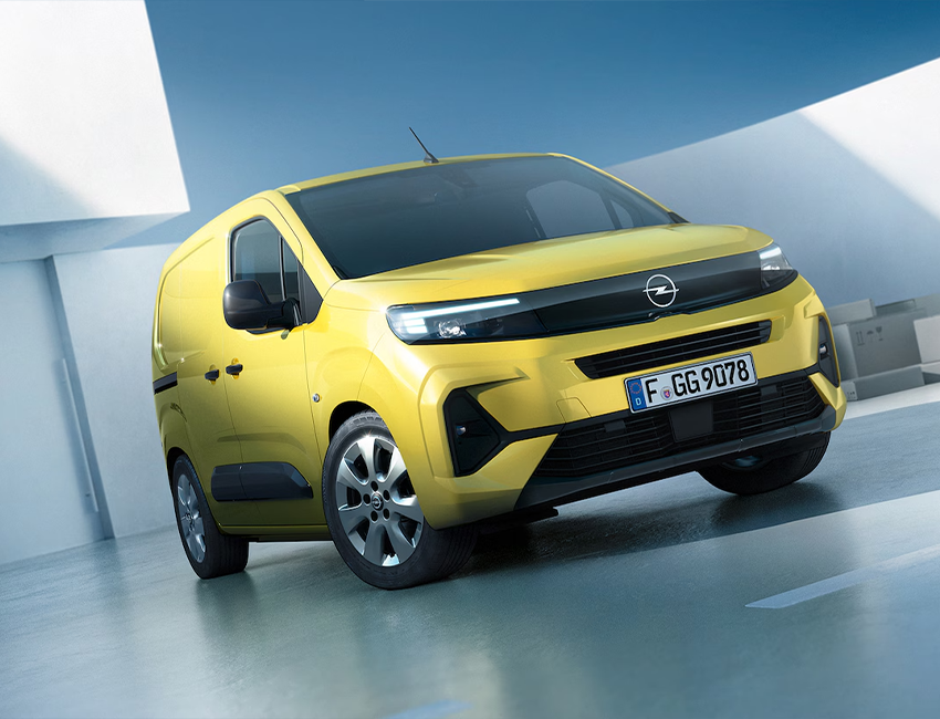 Opel Combo Electric vue de profil sur fond urbain