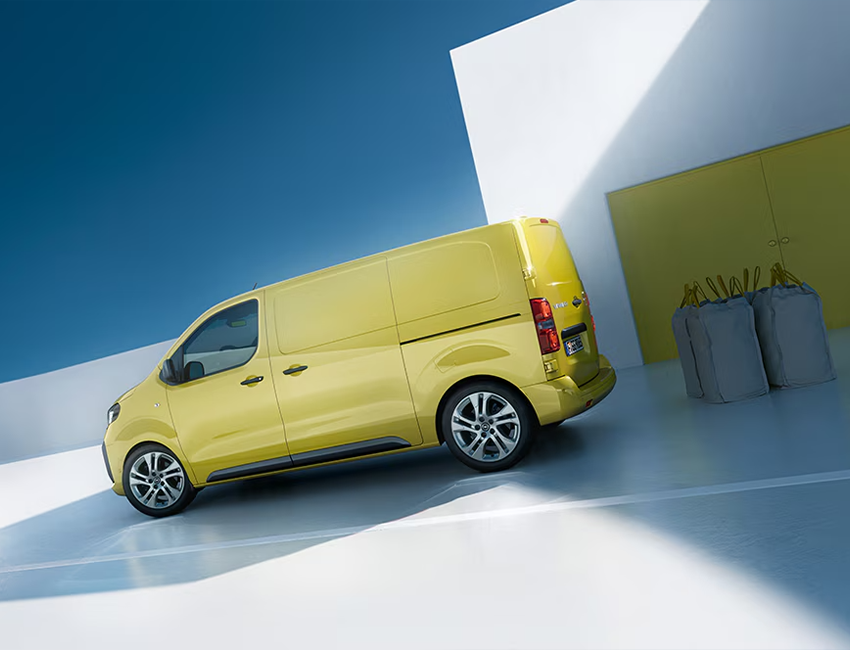 Opel Vivaro en configuration utilitaire sur chantier