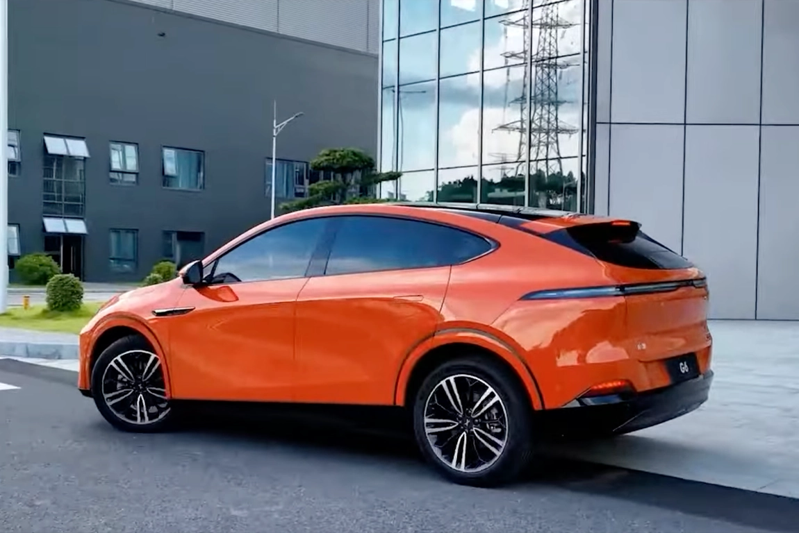 Vue trois quart avant gauche XPENG G6 avec tableau de bord digital