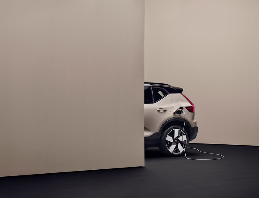 Vue avant du Volvo EX40 électrique sur route de nuit