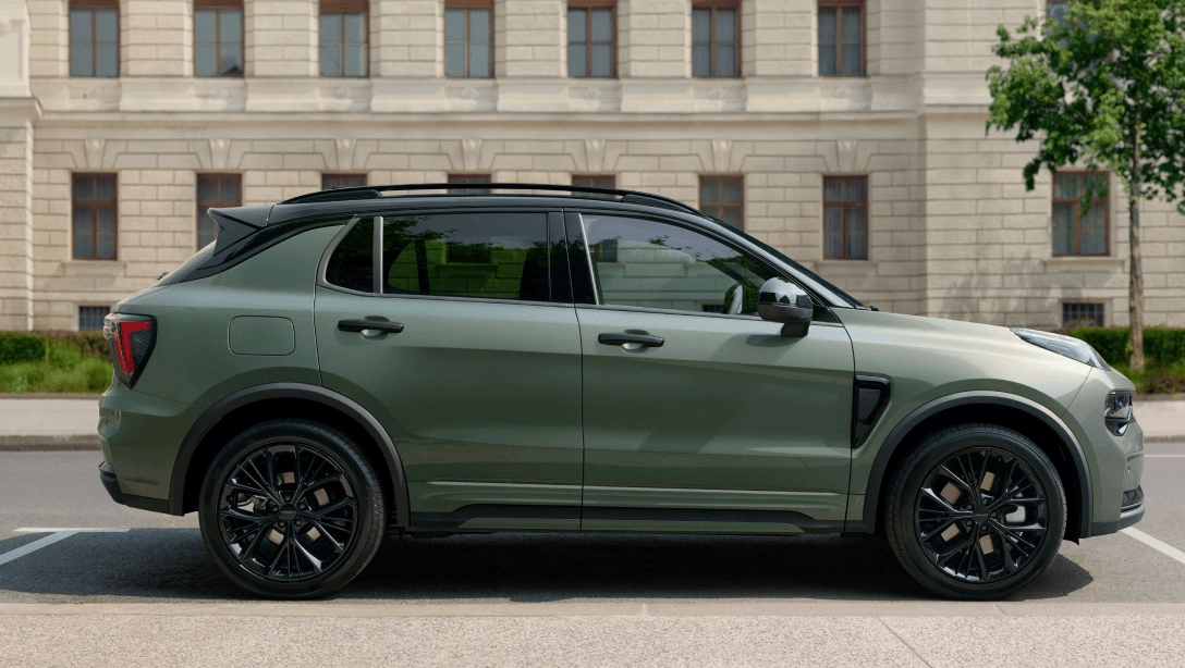 SUV hybride rechargeable Lynk & Co 01 de profil sur fond sombre