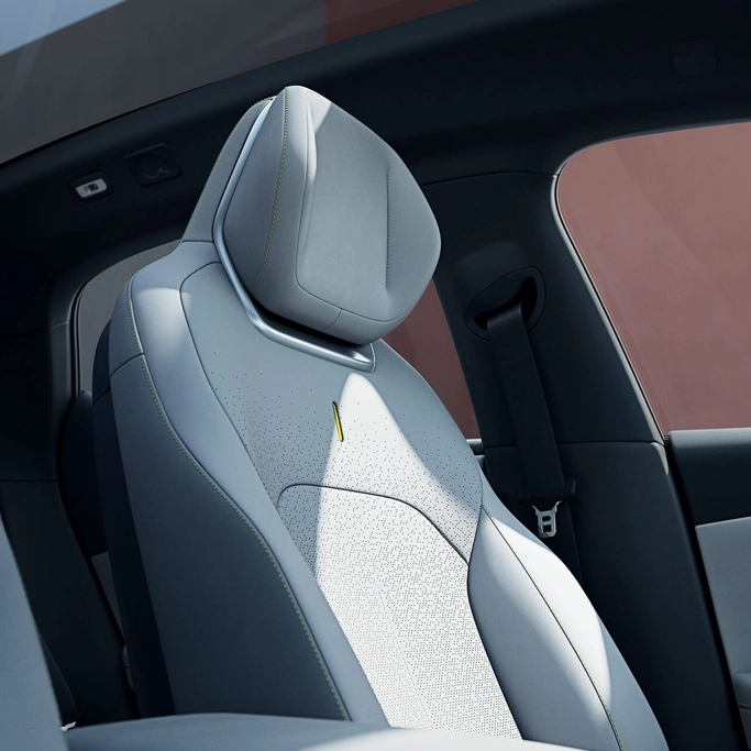 Intérieur spacieux et moderne du Lynk & Co 02 électrique