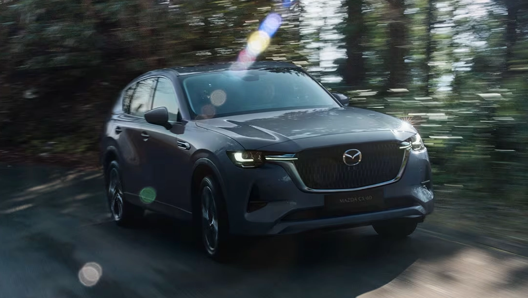 Vue avant du Mazda CX-60 sur fond sombre