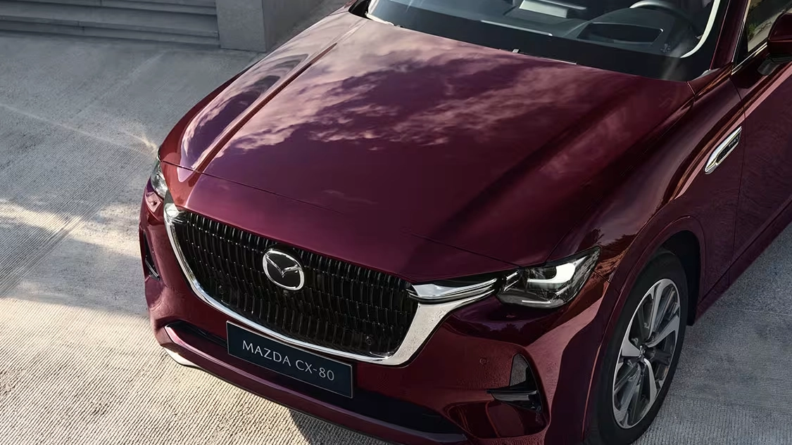 Face avant du Mazda CX-80 en extérieur