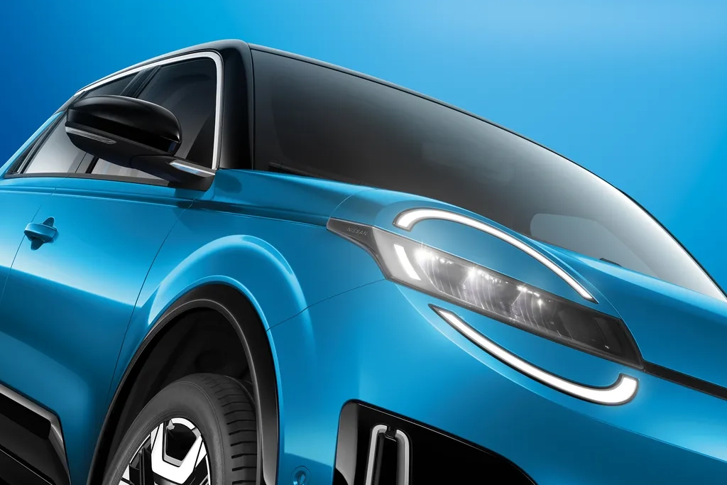 Nissan Micra essence vue latérale en ville