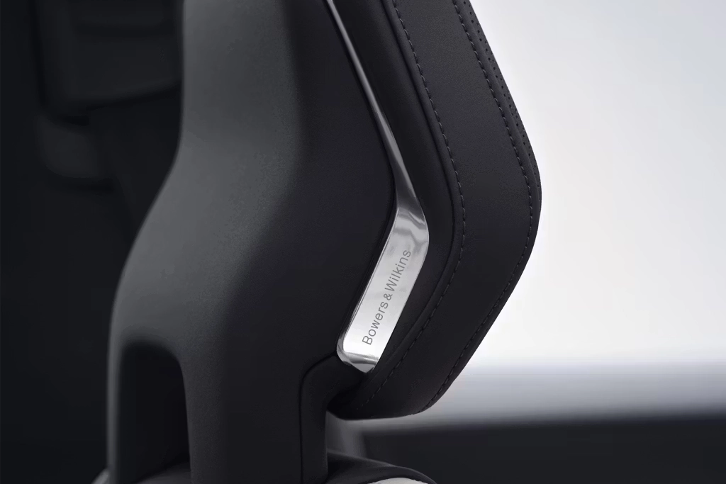 Vue avant du Polestar 3 électrique, mettant en valeur la calandre et les phares LED distinctifs.