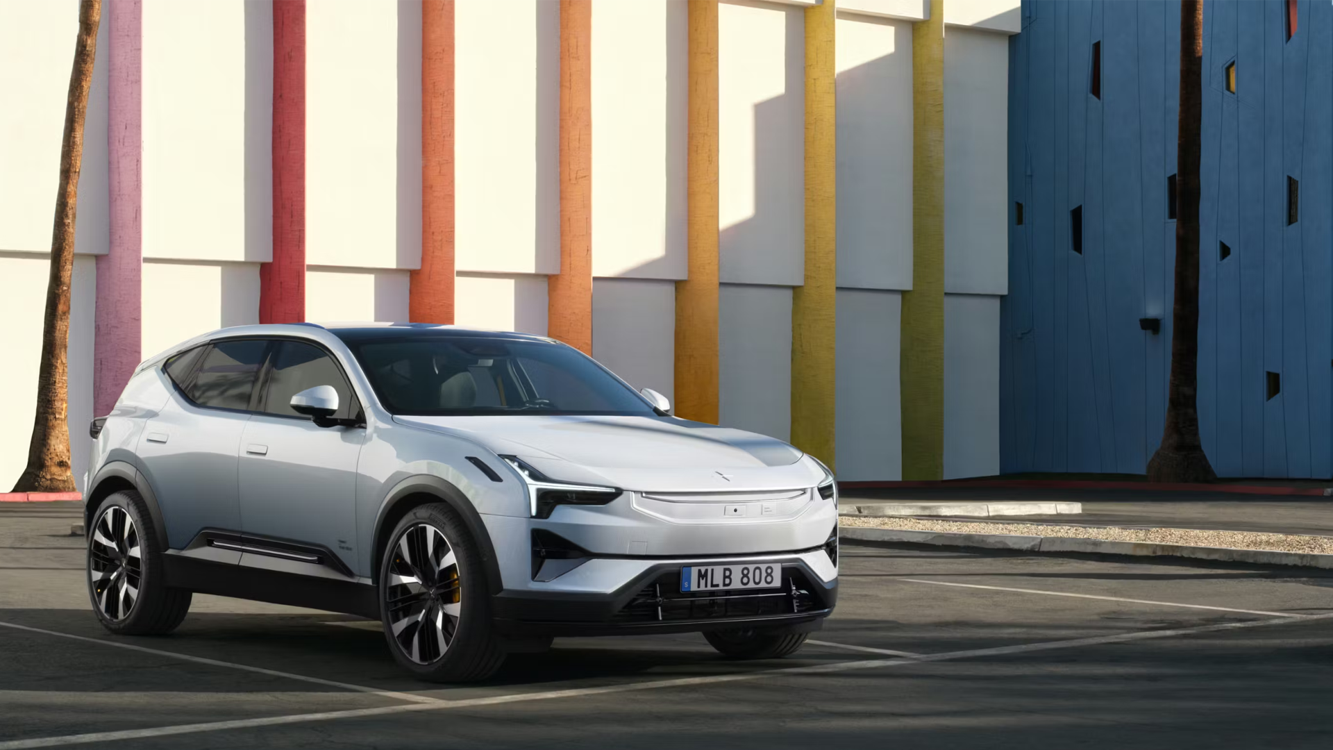 Polestar 3 en charge sur une borne rapide, illustrant l’autonomie et la mobilité électrique.