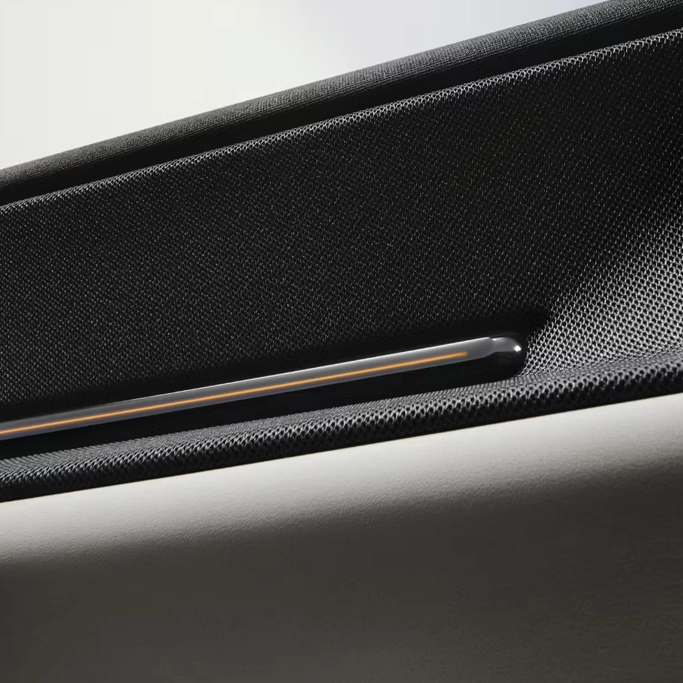 Intérieur lumineux du Polestar 3, mettant en avant les sièges en cuir et l’écran central tactile.